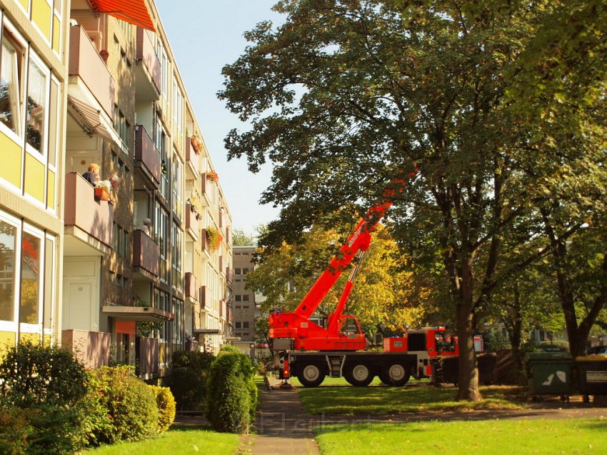 Einsatz BF Koeln Hoehenretter Koeln Stammheim Georg Beyerstr P047.JPG